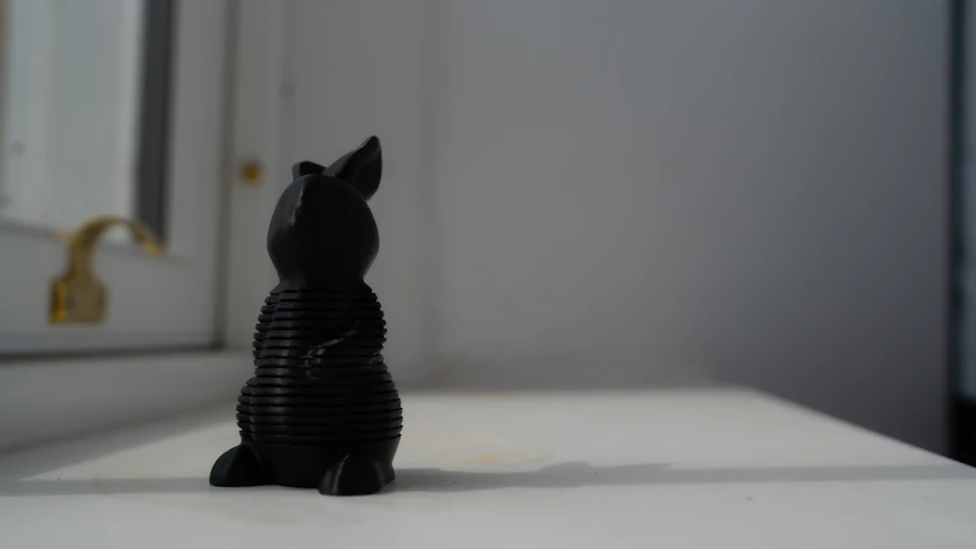 Figura impresa en 3D en color negro